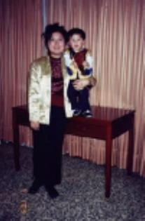 圖10 汪曉青，《我的兒子和我一樣高 NO.3》，彩色相紙，17.5×28cm， 2003© 汪曉青。-圖片