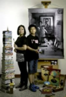 圖14 汪曉青，《我的兒子和我一樣高 NO.19》，彩色相紙，17.5×28cm，2003© 汪曉青。-圖片