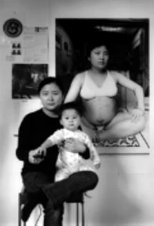 圖17　汪曉青，〈一起按快門〉，《母親如同創造者》，黑白照片，119×81cm，2002©汪曉青。-圖片