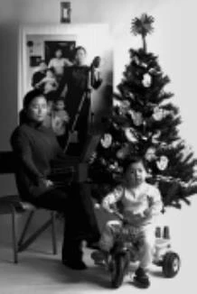 圖19　汪曉青，〈慶祝聖誕節〉，《母親如同創造者》，黑白照片，119×81cm，2004©汪曉青。-圖片