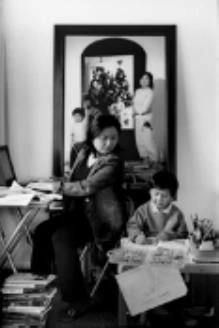 圖20　汪曉青，〈用功〉，《母親如同創造者》， 黑白照片，119×81cm， 2006©汪曉青。-圖片