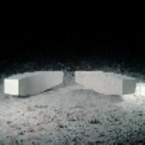 圖17 不穩定的平衡 Untenable Equilibrium 洞石 Travertine 1991, 48x31x169cm-圖片