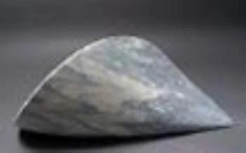 圖4 （左）獨至之波 Single Wave 屈波里諾綠紋大理石 Marmo Cipollino 2018, 70.5x19x28cm-圖片