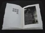 圖1 （左）賴雯淑，〈記憶容器〉手作紙、 圖像21x3x30 cm，藝術家的書，2001。照片： 賴雯淑-圖片