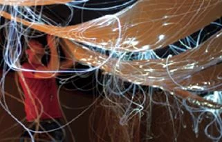 圖11 賴雯淑，〈穿過皺褶，我想像〉光纖複 合紙裝置， 183x63 cm*7，2012。照片：賴雯淑-圖片