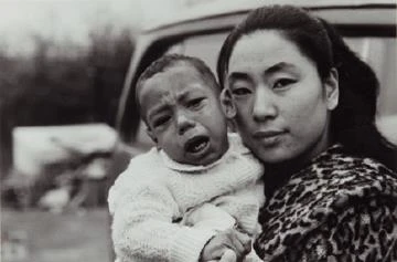 Fig. 4（left）Joo Myung-Duck. Harry Holt Memorial Orphanage. 1965, Gelatin Silver Print, 27.9×35.5cm. © Joo Myung-Duck.-圖片