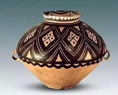 【圖18】 馬家窯出土彩陶，上面繪有重複性規律花紋，呈現簡單的節奏。（3300~2100 AD）。（圖片來源：https://kknews.cc/zh-tw/culture/2avxrnr.html）-圖片