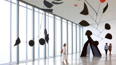 【圖26】 卡爾德（Calder)，《讚美未完成的》（In Praise of the Unfinished），博坦基金會。（圖片來源：https://arquitecturaviva.com/articles/calder-at-fundacion-botin）-圖片