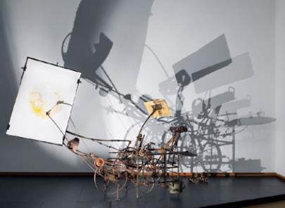 【圖27】 汀格利（Tinguely），《腳踏刻錄機〉（Cyclograveur），1986。焊接廢金屬、自行車零件、金屬板、鼓和鈸，書本，225 × 410 ×110 cm，蘇黎世美術館（Kunsthaus Zurich, Photo by Gert Jan van Rooij）。（圖片來源：https://www.bu.edu/sequitur/2016/04/29/schoenberger-tinguely/）-圖片