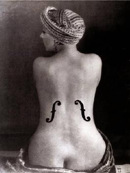 【圖5】 曼雷（Man Ray），《安格爾的小提琴》（Ingres' Violin），1923。黑白照片，29.6 ×22.7 cm，巴黎。（圖片來源：http://www.dtspitzer-hanks.com/blogging/2017/11/10/man-ray-meret-oppenheim-and-sexual-assault）-圖片