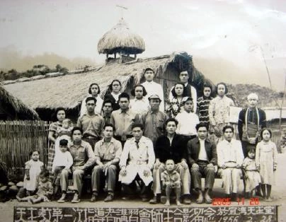 【圖11】宜灣天主堂，1955，為茅草屋教堂。（趙川明，2014：207）-圖片