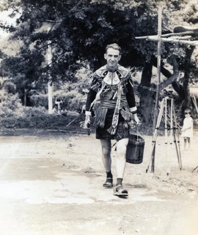 【圖2】1963年池作基神父穿起阿美族的傳統服裝，參加都歷的收穫祭。（趙川明，2014：207）-圖片