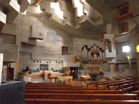 【圖9】弗德勒如洞穴一般的聖尼古拉斯教堂，Heremence，1967-1971（資料來源：筆者自攝）-圖片