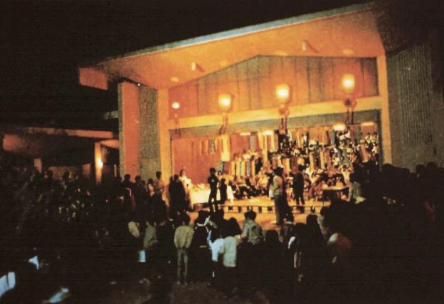 點擊觀看大圖-圖19 藝術中心雙面舞臺空間使用情境(引自東海大學校史編輯委員會,2006) 圖19 藝術中心雙面舞臺空間使用情境(引自東海大學校史編輯委員會,2006)-圖片