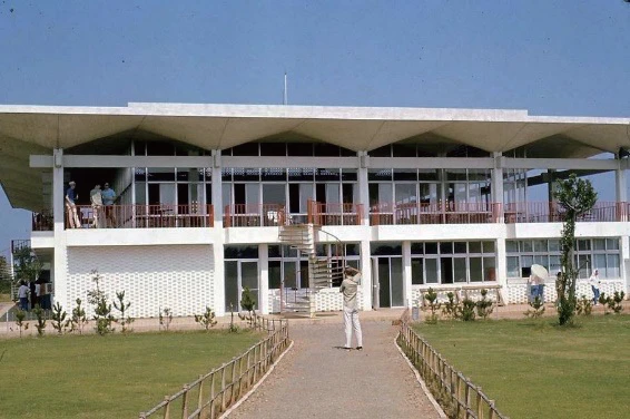 點擊觀看大圖-圖2 1970年林口高爾夫球俱樂部外觀舊照(引自https://shulinkou.tripod.com/dawg2.html) 圖2 1970年林口高爾夫球俱樂部外觀舊照(引自https://shulinkou.tripod.com/dawg2.html)-圖片