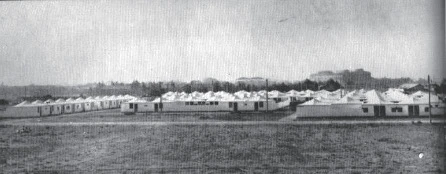 點擊觀看大圖-圖35 高雄前鎮福音新村難民住宅群體外觀(引自東海建築研究室,1963:27) 圖35 高雄前鎮福音新村難民住宅群體外觀(引自東海建築研究室,1963:27)-圖片