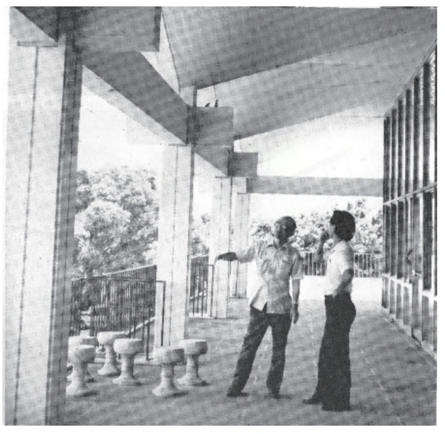 點擊觀看大圖-圖7 林口高爾夫球俱樂部迴廊,圖中為陳其寬先生(引自藝術家雜誌,1984) 圖7 林口高爾夫球俱樂部迴廊,圖中為陳其寬先生(引自藝術家雜誌,1984)-圖片