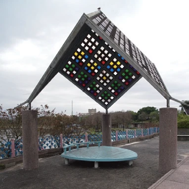 圖10 三角摺版涼亭的色彩（筆者拍攝，2023）-圖片