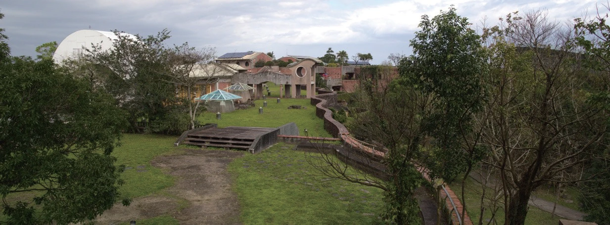 圖12 宜蘭縣政府屋頂層花園。（筆者拍攝，2023）-圖片