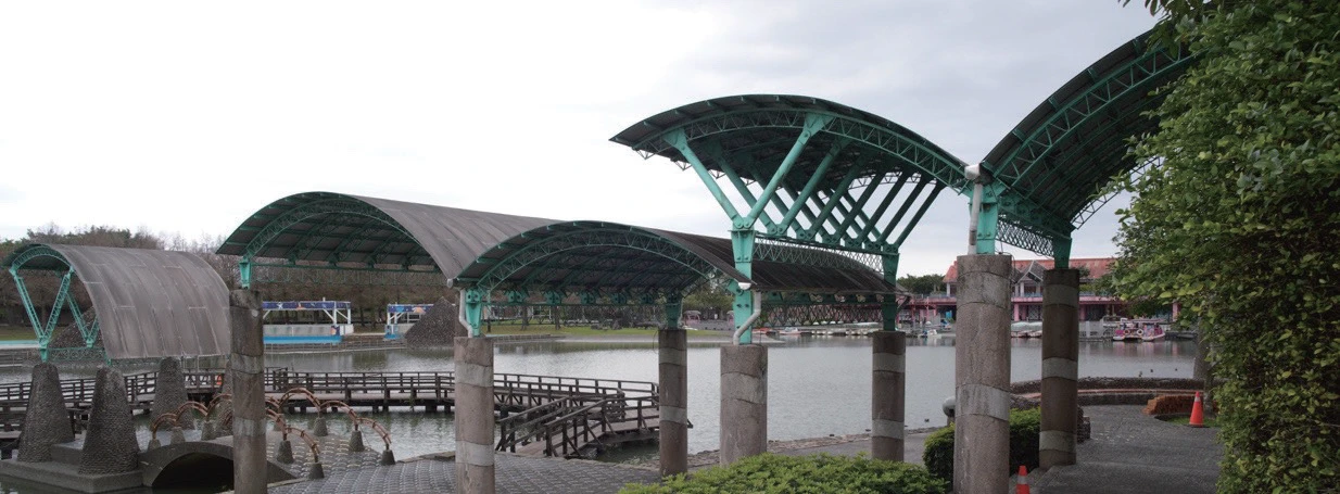 圖8 冬山河親水公園內以力霸鋼架結構發展的棚架。（筆者拍攝，2023）-圖片