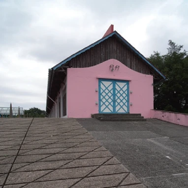 圖9 漆成粉紅色的艇庫。（筆者拍攝，2023）-圖片