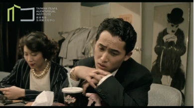 點擊觀看大圖-圖 4  《獨立時代》中阿欽的神情呼應卓别林在《摩登時代》裡的表情。圖片來源:《獨立時代》(數位修復版),國家電影及視聽文化中心提供。 圖 4  《獨立時代》中阿欽的神情呼應卓别林在《摩登時代》裡的表情。圖片來源:《獨立時代》(數位修復版),國家電影及視聽文化中心提供。-圖片