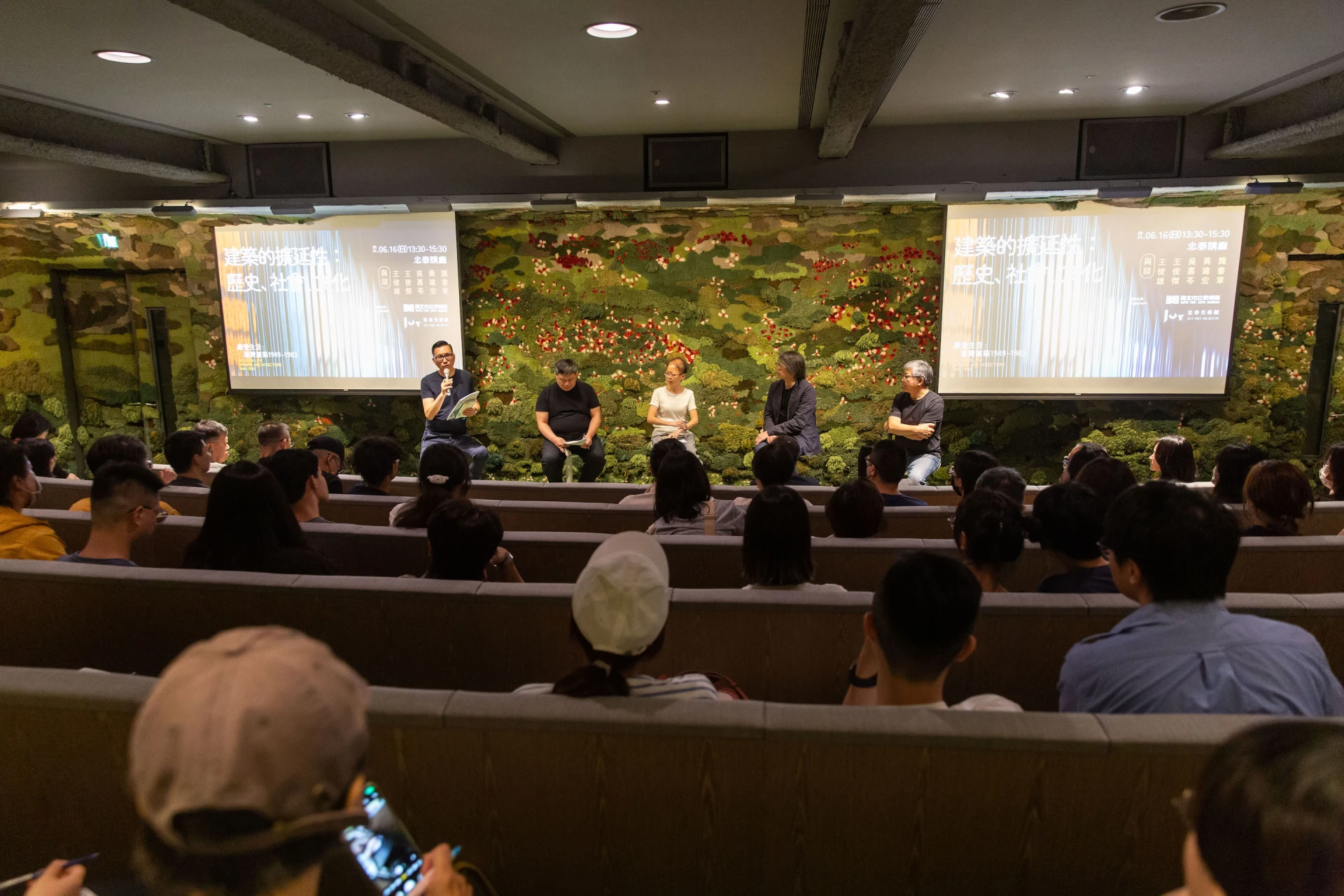 點擊觀看大圖-「建築的擴延性」座談現場,臺前與談人由左至右依序為王俊傑、黃建宏、吳嘉苓、龔書章、王俊雄;圖片來源:臺北市立美術館。 「建築的擴延性」座談現場,臺前與談人由左至右依序為王俊傑、黃建宏、吳嘉苓、龔書章、王俊雄;圖片來源:臺北市立美術館。-圖片