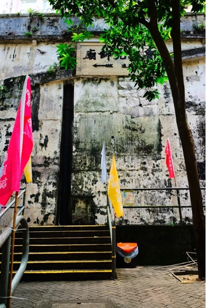 圖15 李寶龍路頂端的巨大白色擋土牆；2024年景致。-圖片