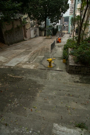 圖19 從「掘頭路」（死胡同）盡頭回望下面的山市街地面路段、海濱及維港；2017年景致。-圖片