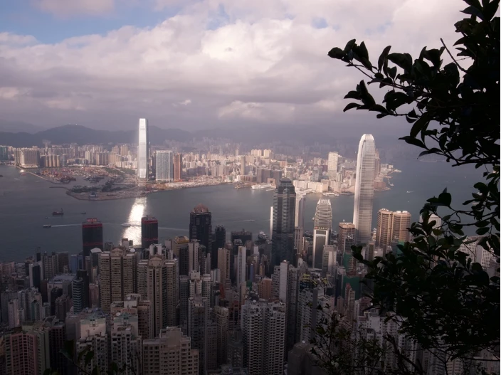 圖5 龍虎山北望上環、中環、維多利亞港及九龍半島；2017年景致。-圖片