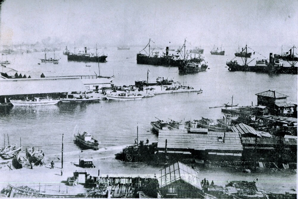 圖17 高雄港，收錄於伊藤憐之助，《臺灣事情》，臺北：臺灣總督府，1933，頁 457後之夾頁。圖片提供：國立臺灣大學圖書館特藏組-圖片