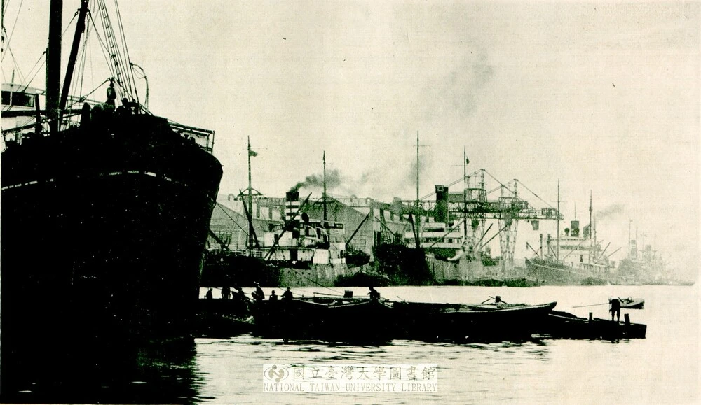 圖18  高雄港，收錄於臺灣總督府交通局鐵道部編，《臺灣鐵道旅行案內》，臺北：臺灣總督府交通局鐵道部，1934，頁102後之夾頁。圖片提供：國立臺灣大學圖書館特藏組-圖片