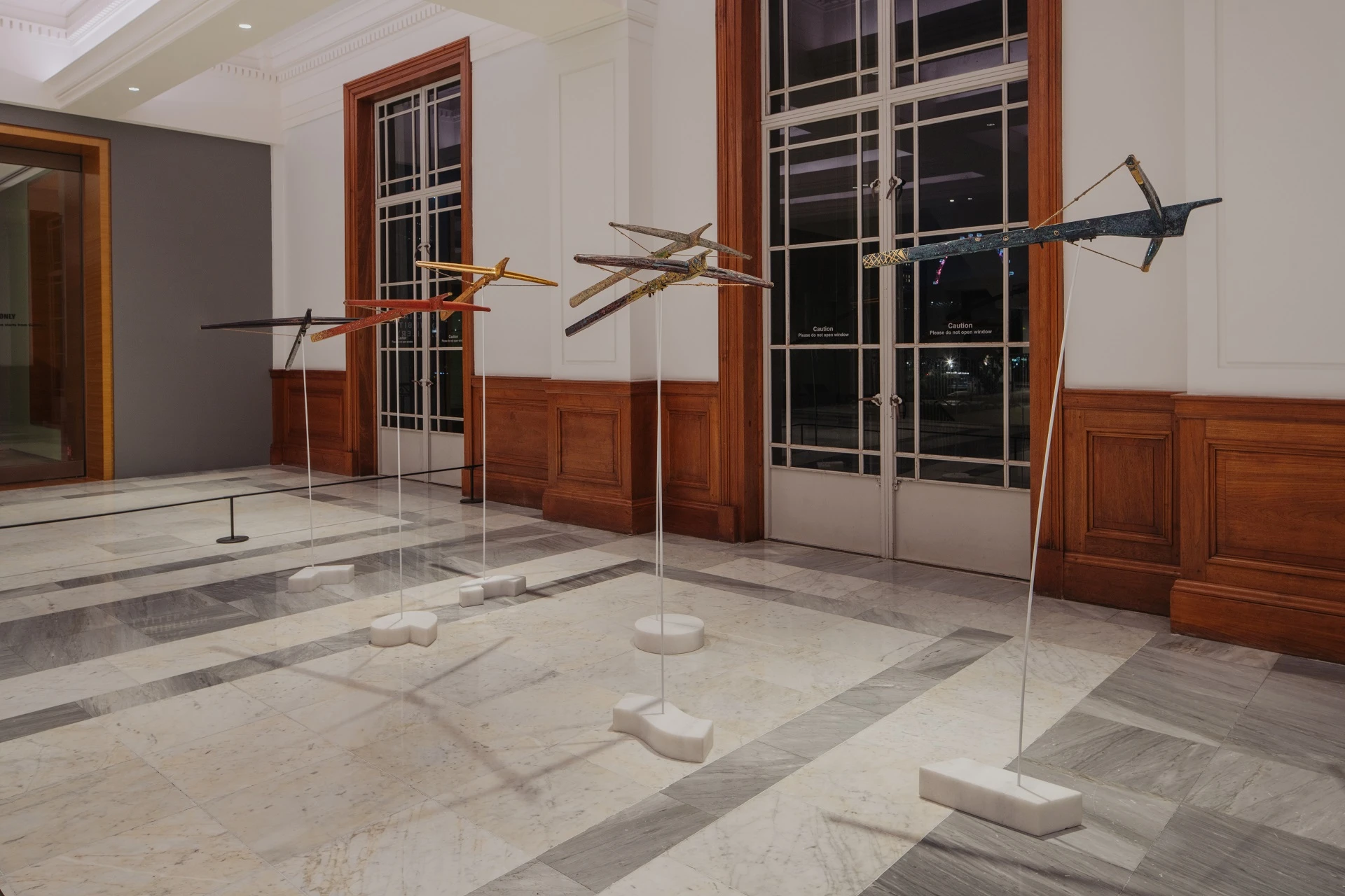 圖5 潘草原（1987年生於越南），《魔弓（漆時）》，複合媒材、空間裝置，現地製作，2019；新加坡國家美術館典藏
© 潘草原; KHOOGJ 攝影-圖片