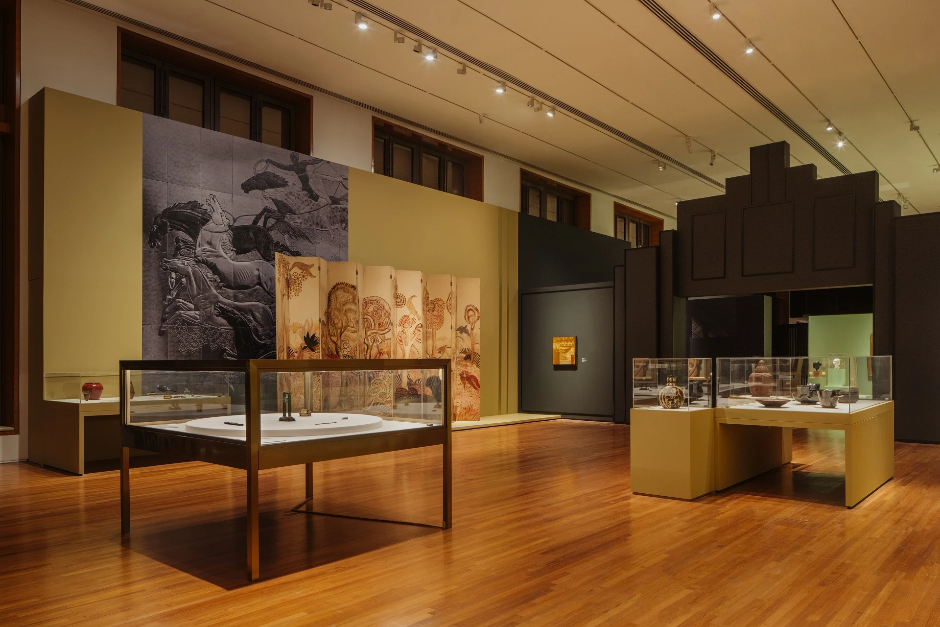 圖7 新加坡國家美術館「他者之城」展場，第一展區「世界工坊」一景。圖片來源：新加坡國家美術館提供，KHOOGJ攝影-圖片