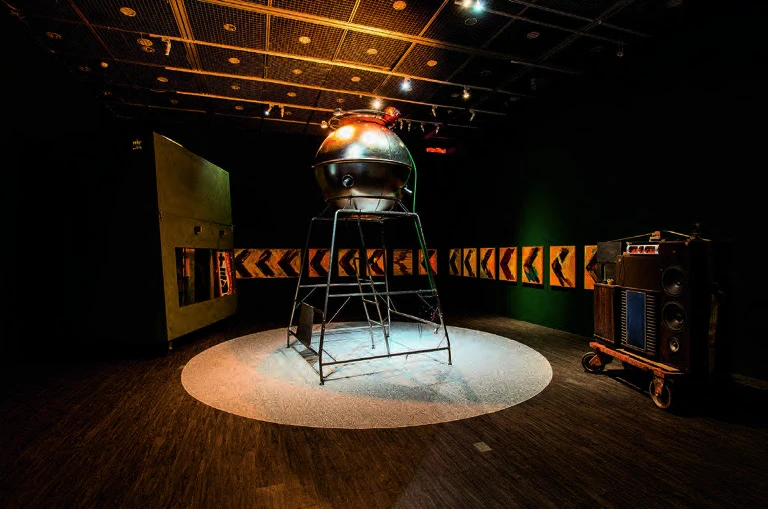 李承亮，2017，《路上的萬年站》，複合媒材空間裝置，尺寸依場地而定。-圖片