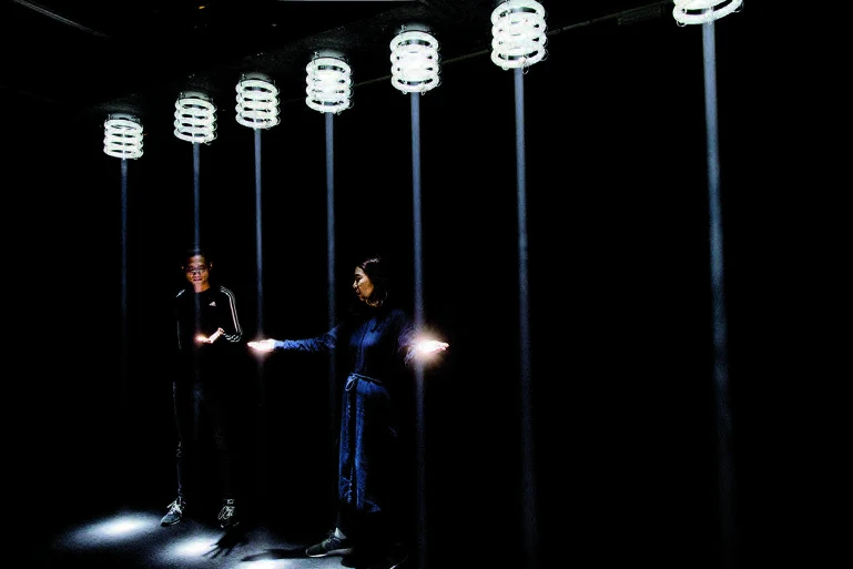 姚仲涵，2017，《動次動次＋光電獸#2 - 天花板》，日光燈、LED、喇叭、電腦、電子裝置、霧機、鐵件結構，尺寸依場地而定。-圖片