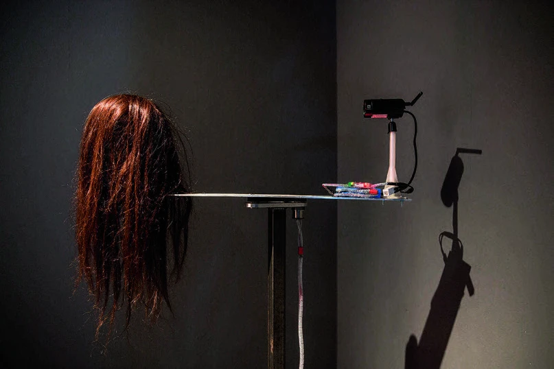 蒲帥成，2017，《視覺獻祭》，網路、APP、機械動力裝置、多頻道錄像，尺寸依場地而定。-圖片