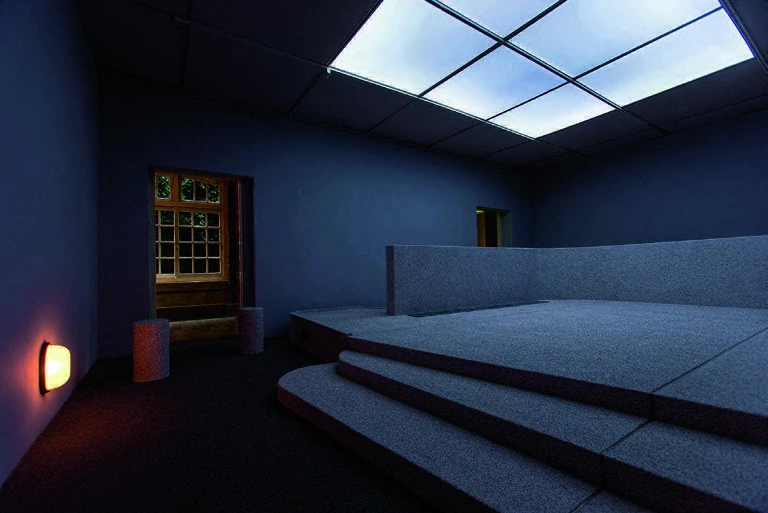 楊季涓，2017，《短篇集：石子臺》，聲音裝置、木料、抿石子、水泥、水管、水溝蓋、燈具，尺寸依場地而定。-圖片