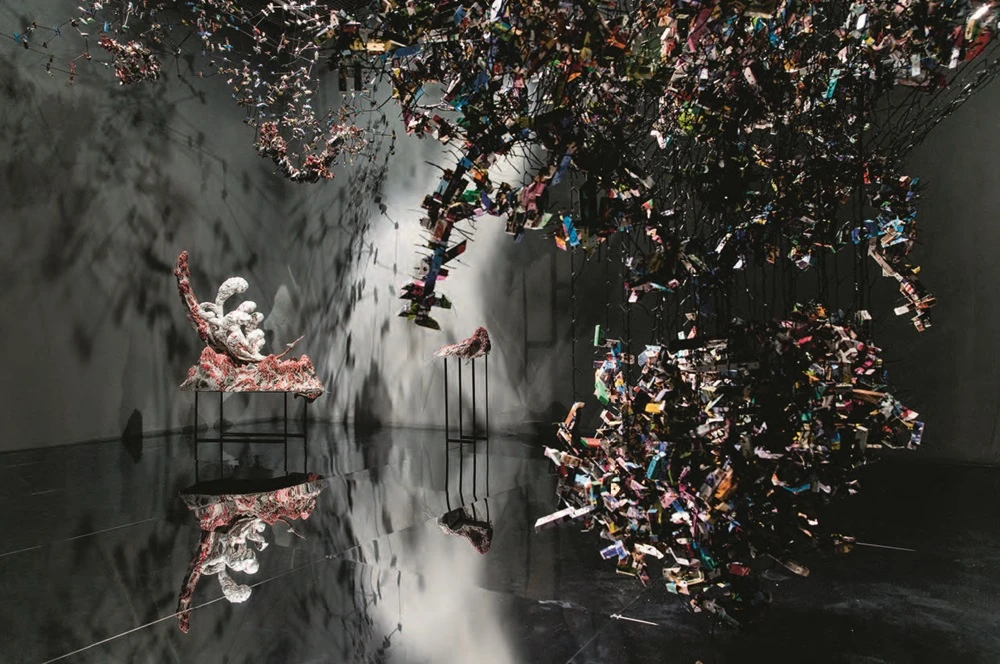 黃逸民，2016，《山寨：鳳尾》，保麗龍、水泥、紙漿、金屬、木材，尺寸依場地而定尺寸依場地而定。-圖片