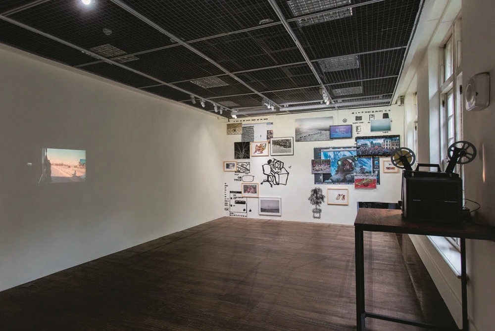 江凱群，2017，《第三人稱的過客II》，複合媒材、16釐米膠捲影片，尺寸依場地而定。-圖片