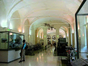 展示部分排列在空間兩側，維持原有的軸向空間性質。©王維周，2004.8-圖片