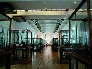 展示部分排列在空間兩側，維持原有的軸向空間性質。地上可見搬運展品用的台車軌道。©王維周，2004.8-圖片