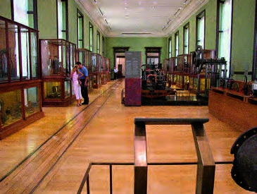 配合原有空間的雙動線，將其中一個動線保留，地上做為搬運用台車軌道。©王維周，2004.8-圖片