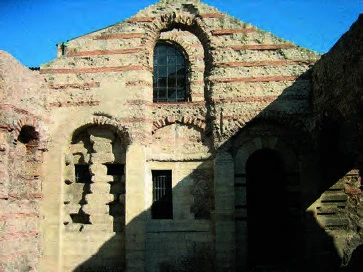 長時間曝露戶外而導致破壞較嚴重的浴場建築牆面仍保留下原貌，部分開口在重塑牆面之後甚至留下防盜用的鐵窗。圓拱下的窗框與玻璃使用新材料。©王維周，2001.5-圖片