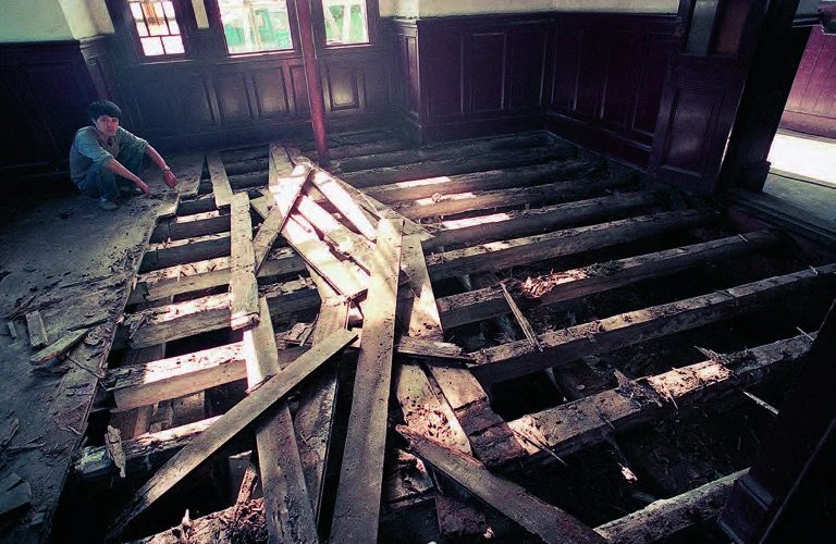 地板翻修中的臺北故事館，1988。-圖片