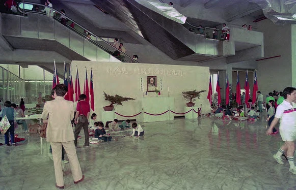 1984年4月時的大廳，當時正在辦理兒童節寫生比賽。-圖片