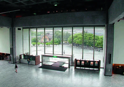 2000年的大廳售票處及海報架-圖片