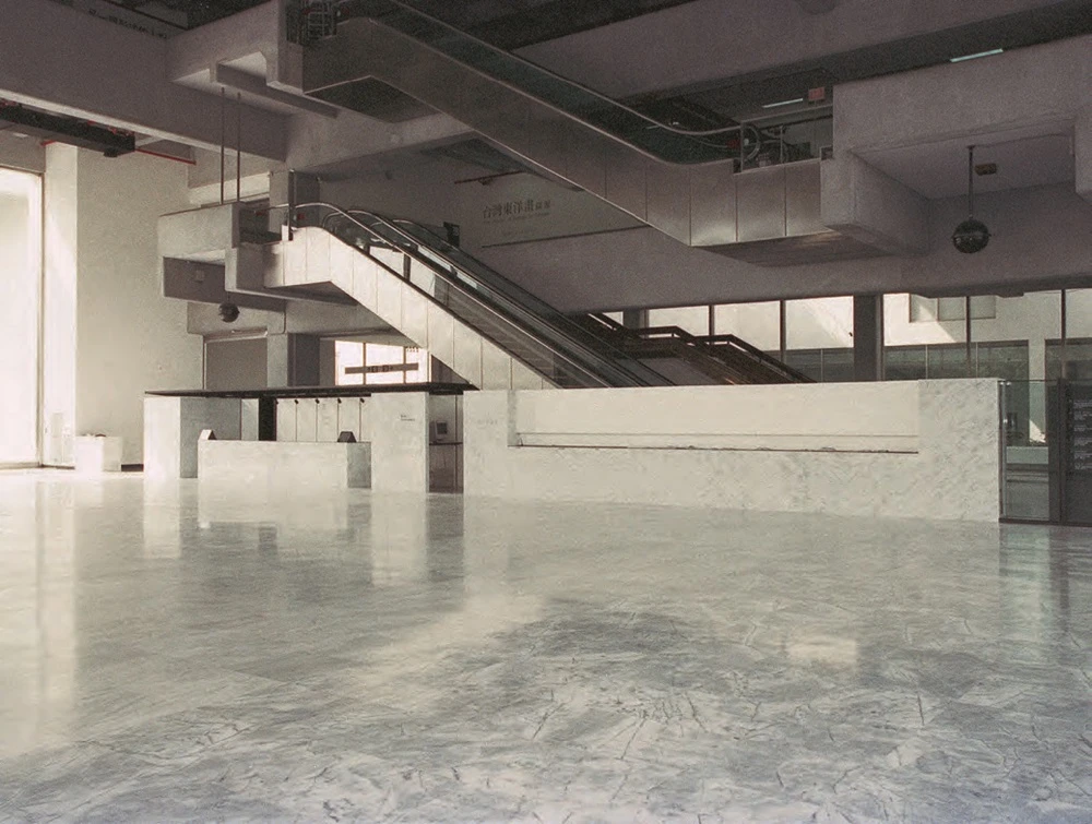 林曼麗館長時期整修完畢的大廳服務中心，2000。-圖片