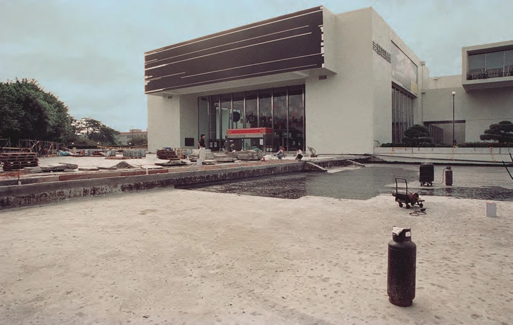 2000年12月，黃才郎館長時期施作廣場地板修漏工程，大門上方則是「2002臺北雙年展」的現地製作作品。-圖片