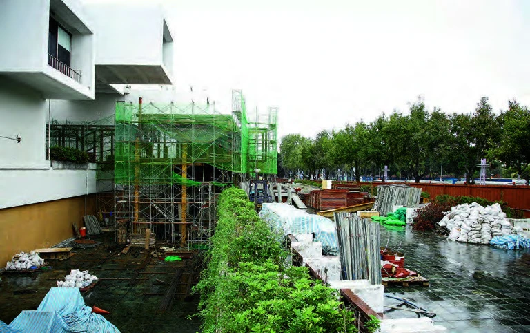 施工中的南進門，與館體搭接處，2009。-圖片